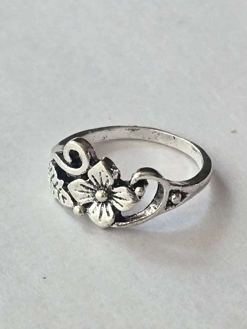 NATURE INSPIRED FLORAL SWIRLING VINE LEAF NEW SIZE 5 MARCASITE SILVER  RING